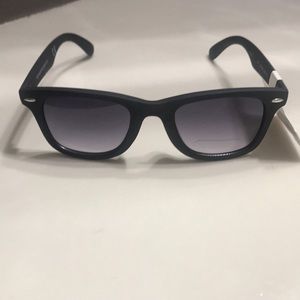 Wayfarer style sunglasses